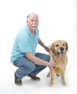 Stolzer Besitzer eines Golden Retriever Deckrüden