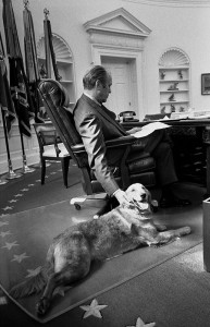 Gerald Ford mit Golden Retriever Liberty im Weißen Haus 1974