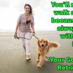 Eine Frau geht ihren Golden Retriever am Strand